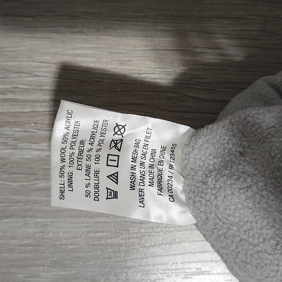 Cable knit wool blend mittens - Picture 2 of 2